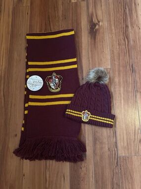 Warner Bros. Gryffindor Maroon and Gold Knit Scarf NWT